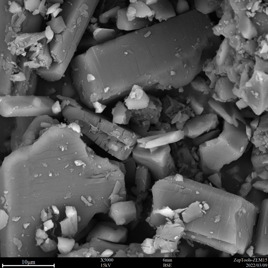 图8 阿莫西林（台式扫描电镜5000倍照）